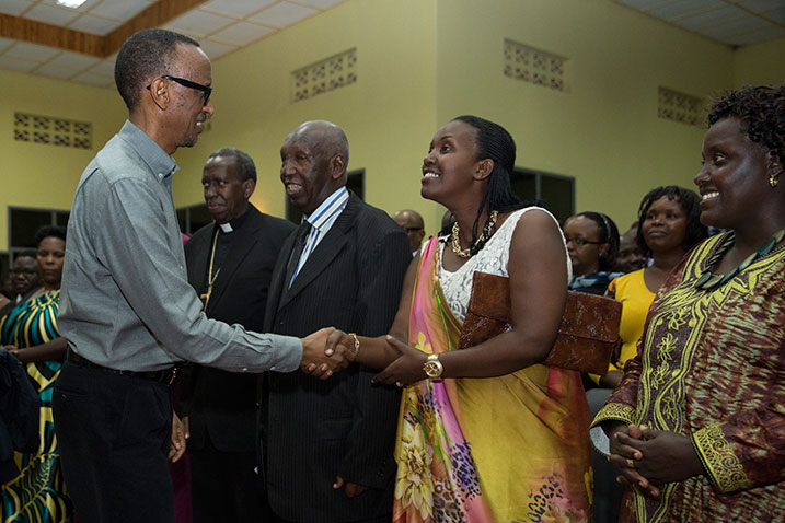Perezida Kagame aherutse gusura ibikorwa binyuranye mu Karere ka Huye anaganira n