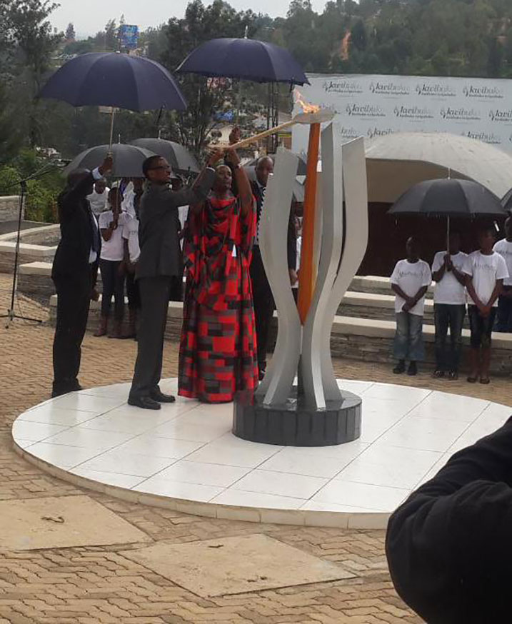 Perezida wa Repubulika Paul Kagame na Madamu we, Jeannette Kagame bacana urumuri rw'icyizere ku rwibutso rwa Jenoside yakorewe abatutsi rwa Kigali, ruri ku Gisozi.