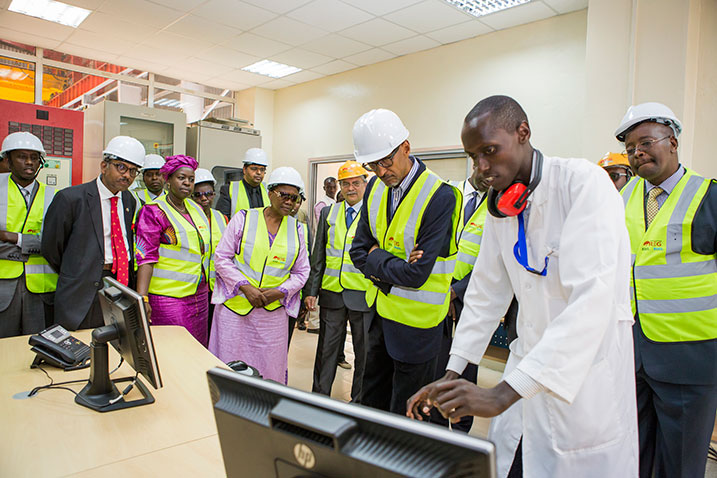 Perezida Kagame yerekwa uko urugomero rutanga umusaruro.