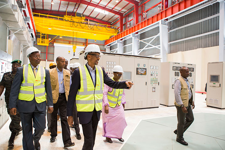 Perezida Kagame asura ibice binyuranye by'urugomero. 