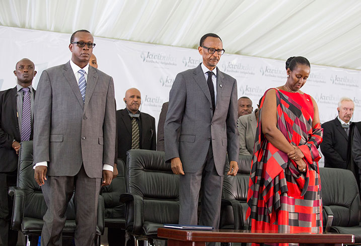Perezida Kagame, Madamu we Jeannette Kagame n'umunyamabanga wa Komisiyo yo kurwanya Jenoside, Dr Bizimana Jean Damascene bafata umunota wo kwibuka abazize Jenoside.