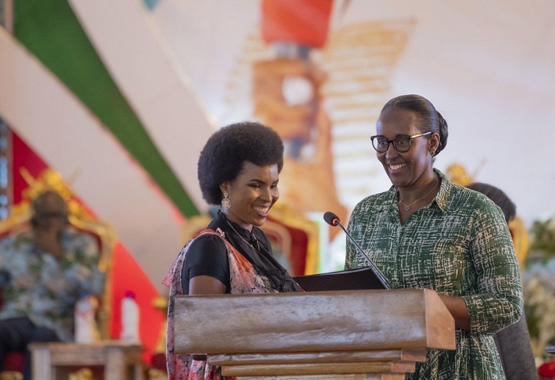 Madame Jeannette Kagame ageza ijambo ku bitabiriye iyi nama, aha ari kumwe na Madamu Angeline Ndayishimiye