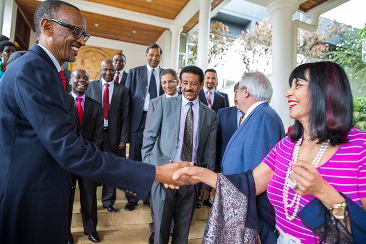 Perezida Kagame asuhuza bamwe mu bagize komite ihoraho ya UN-Habitat. 