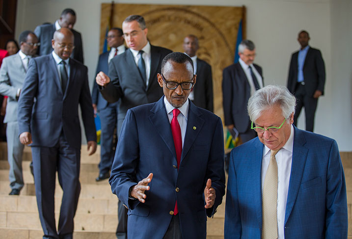 Perezida Kagame aganira na Joan Clos.