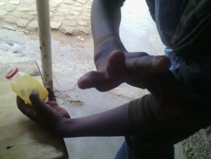 Uyu mwana avuga ko agacupa ka kore kagura amafaranga 300 akanywa isaha imwe.