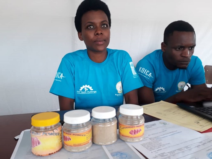 Hirwa Ange Yvette nawe atunganya ifu y'inyama ibasha kubikwa amezi arenga arindwi