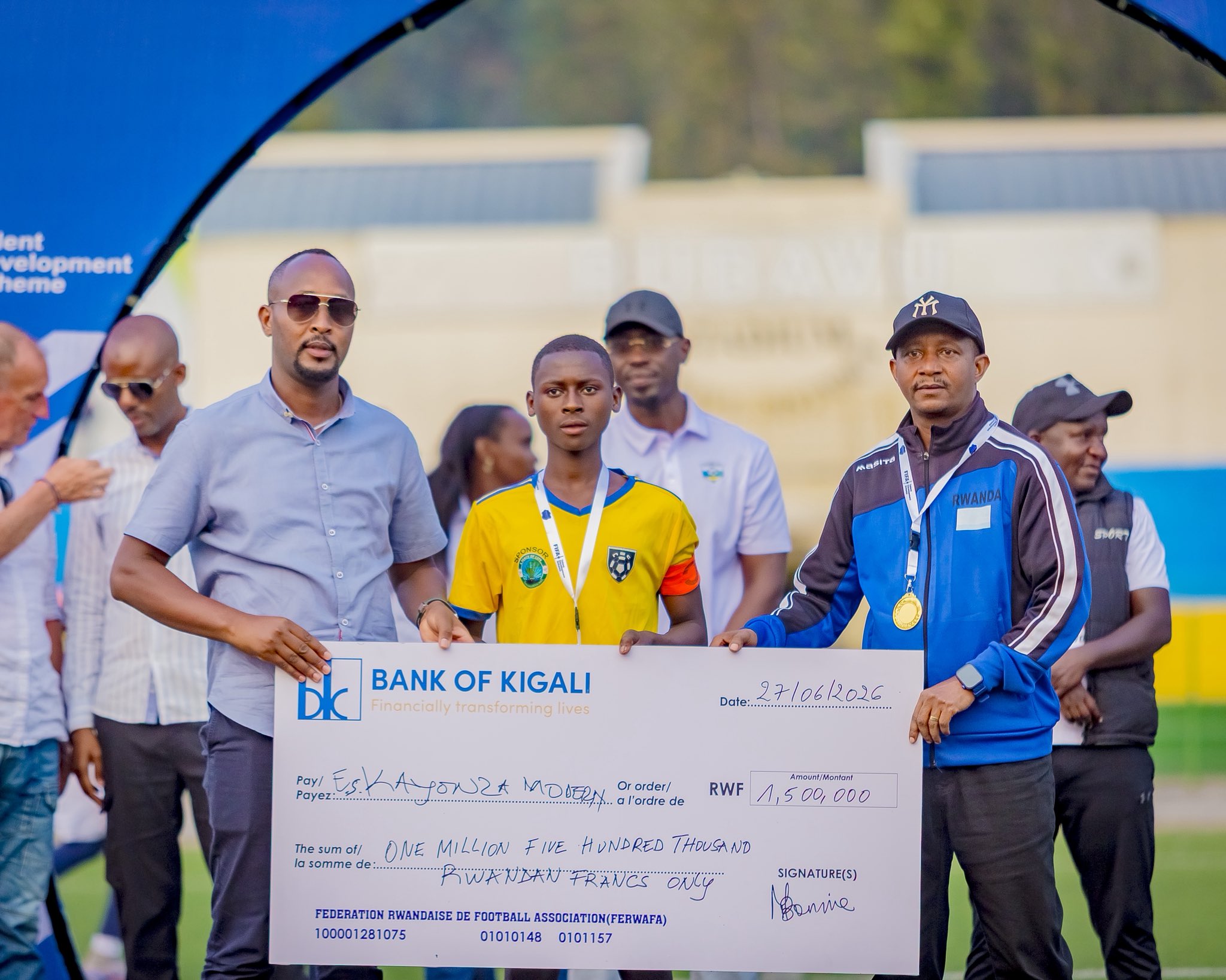 Ikipe yatwaye igikombe yahawe sheki ya miliyoni imwe n'igice y'amafaranga y'u Rwanda