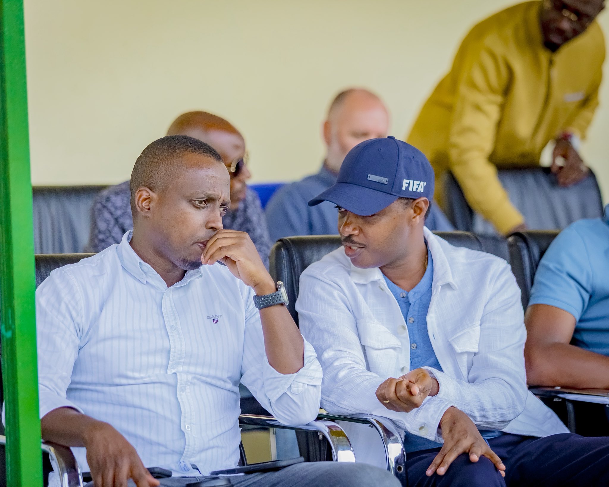 Umunyamabanga Mukuru wa FERWAFA Bonnie Mugabe(Ibumoso) yari yitabiriye isozwa ry'aya marushanwa