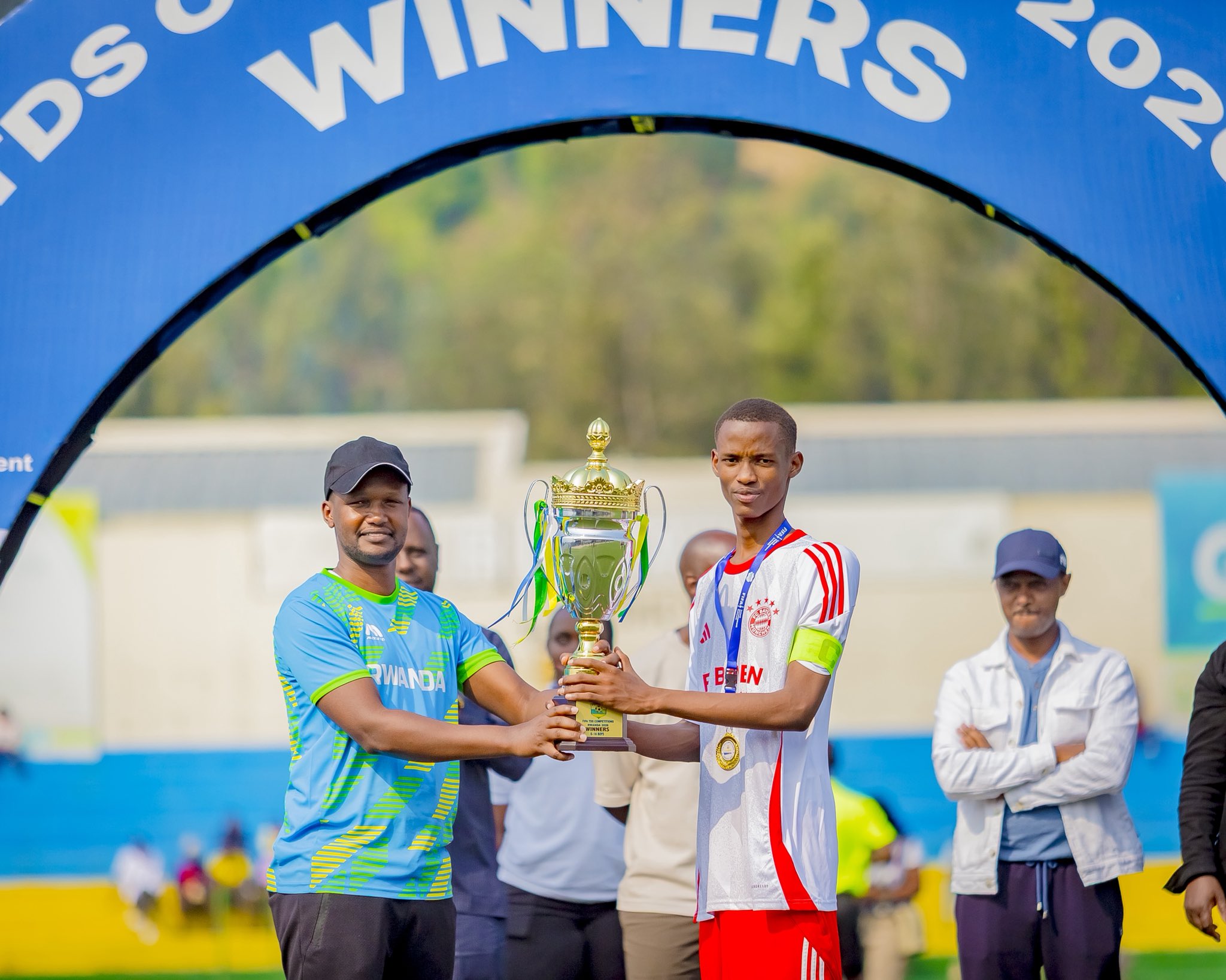FC Bayern AC Rwanda ihabwa igikombe 