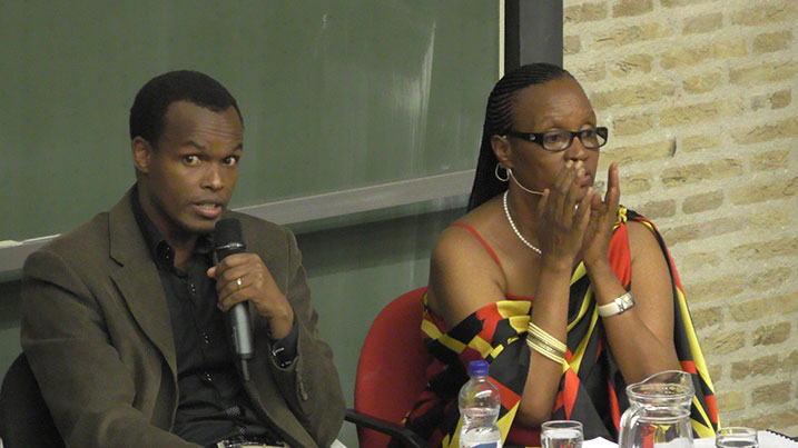 Mama Lambert yagejeje ubuhamya by'ibyamubayeho muri Jenoside ku bitabiriye ibiganiro.