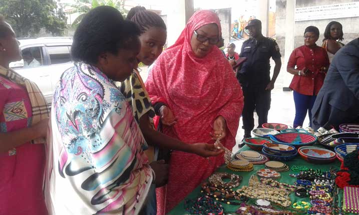 Senateri Fatou yashimiye abagore bihangira imirimo bakora ubukorikori bunyuranye