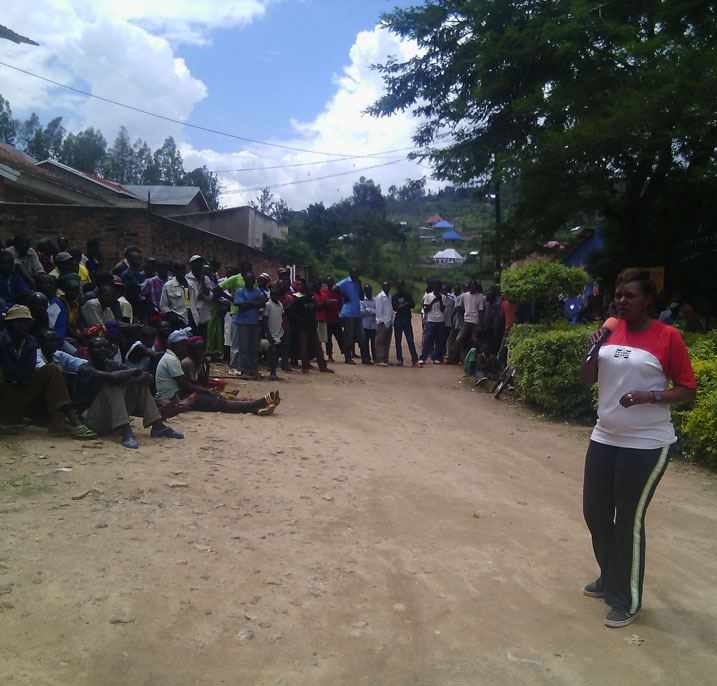 Nyuma y'umuganda, Depite Uwanyirigira Gloriose yaganirije abaturage abasobanurira ibyiza by'ibiti.