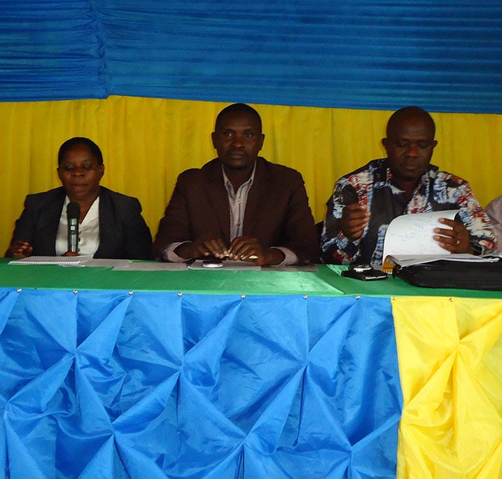 Umuyobozi w'Agateganyo w'Akarere ka karongi, Hakizimana Sebastien (hagati) avuga ko bakurikiranye bagasanga ibivugwa ari ibinyoma.
