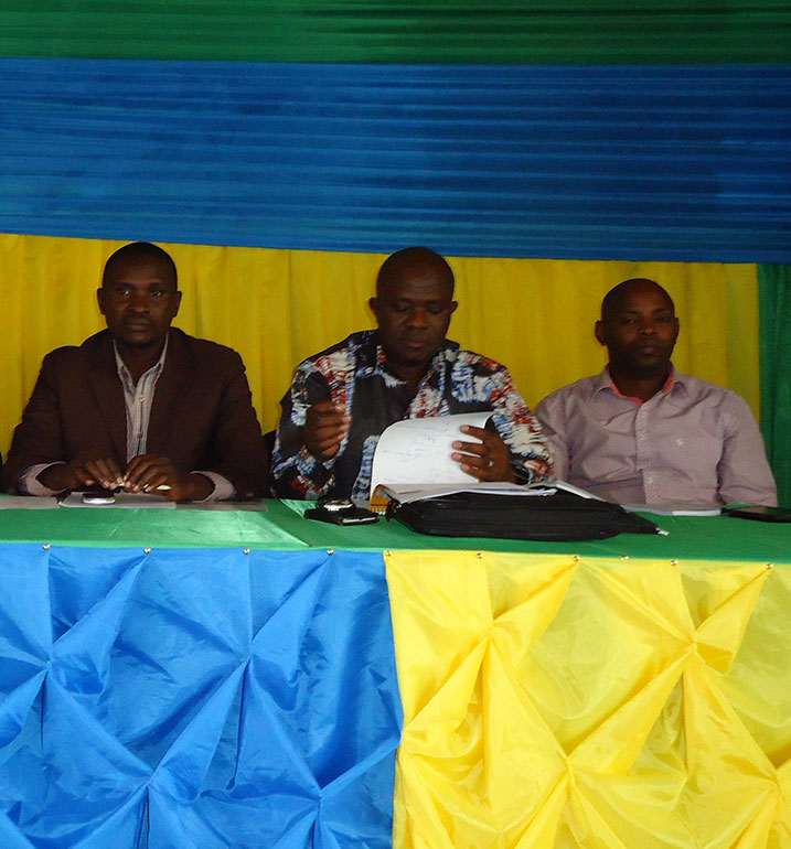 Hon Musabyimana (hagati) ngo ni umuhamya ko ibivugwa ku cyumba cy'amasengesho cya EPR ari ibinyoma.