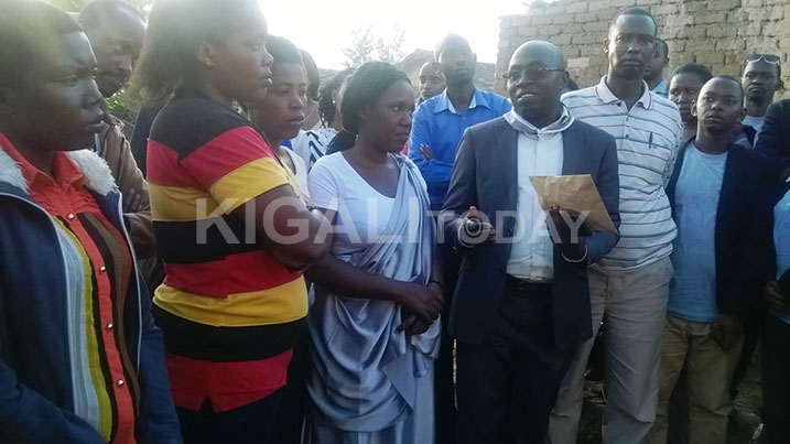 Hon. Uwiringiyimana ashyikiriza abana b'imfubyi za Jenoside inkunga bagenewe.