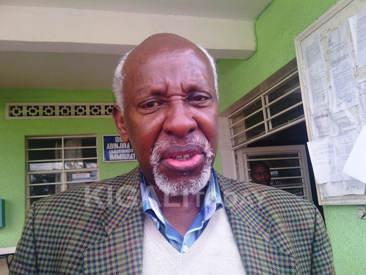 Hon. Senateri Bajyana Emmanuel akangurira abayobozi kwegera abaturage.