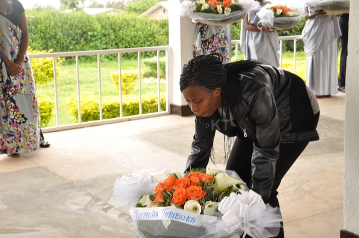 Hon. Justine ashyira indabo ku mva.