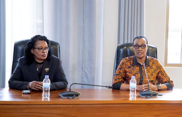 Perezida Mukabalisa Donatille (iburyo) na Visi Perezida we ni bo bakiriye abashyitsi