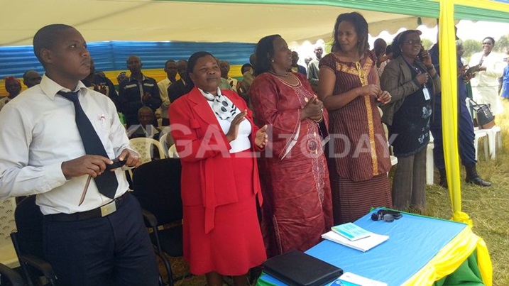 Hon Alphonsine na Clotilde hagati baje kumva ibitekerezo by'abaturage.