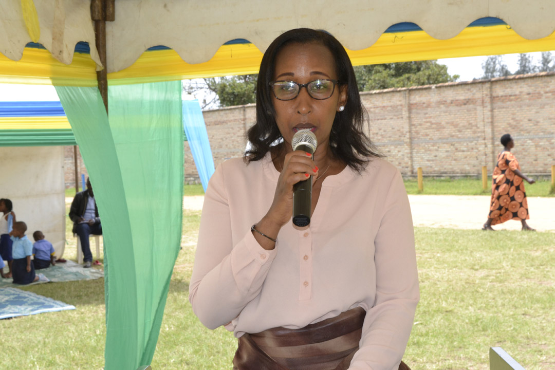 Hon Uwingabe yasabye inzego z'ubuyobozi kwegera abagore bakigishwa kudasesagura