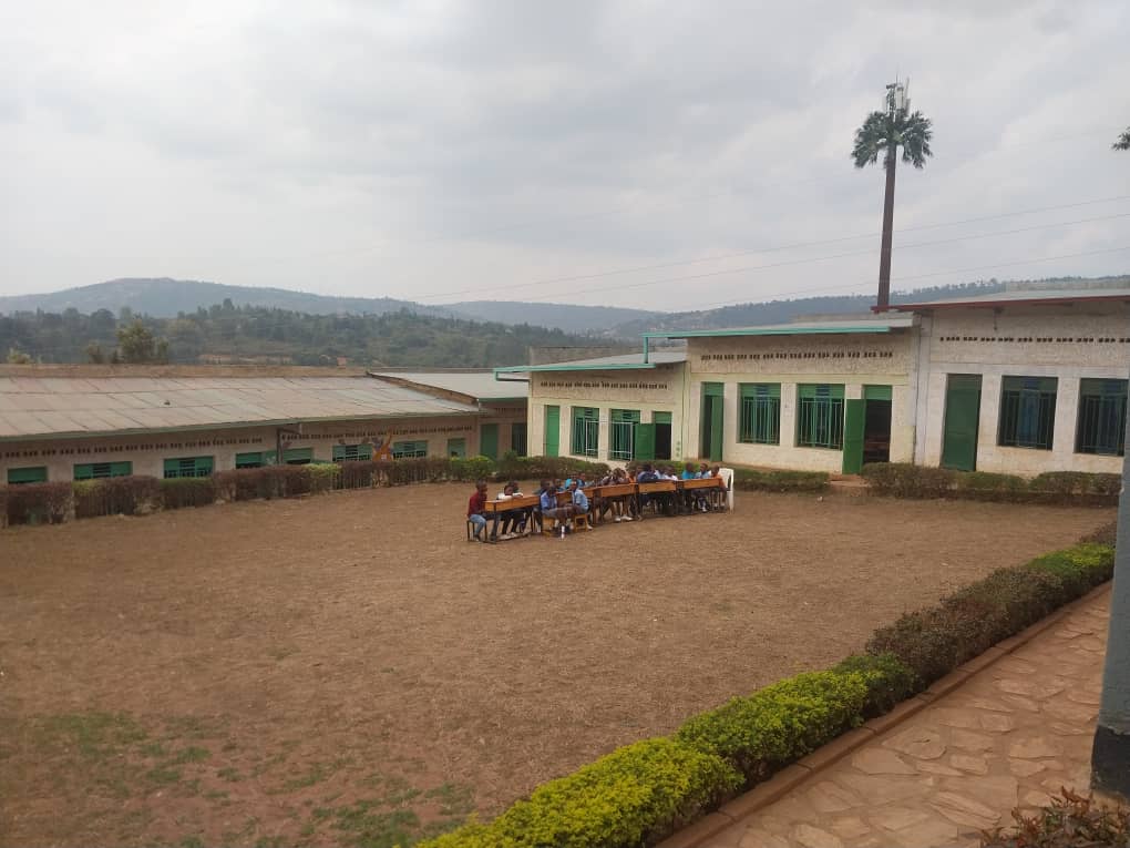 Bamwe mu banyeshuri barangije amashuri abanza bari baje kureba amanota bagize ubwo yasohokaga, bishimira ko bose batsinze neza, bakaba bagiye gukomereza ahandi mu mashuri yisumbuye