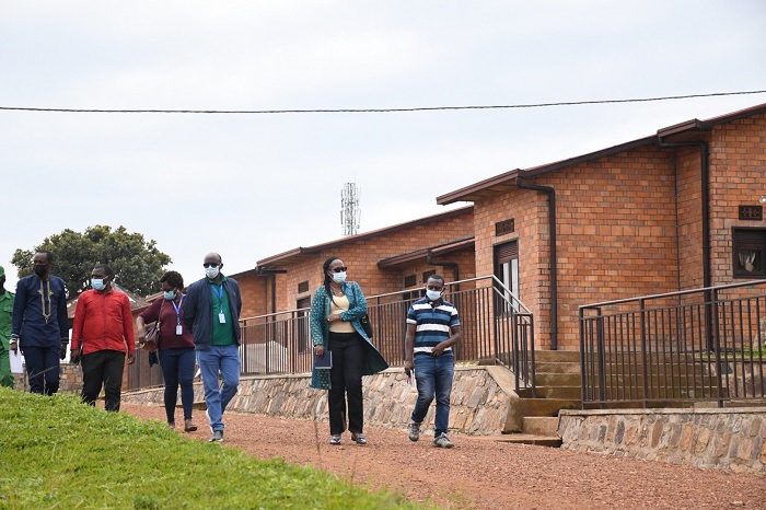 Basuye umudugudu wose bareba uko abaturage babayeho