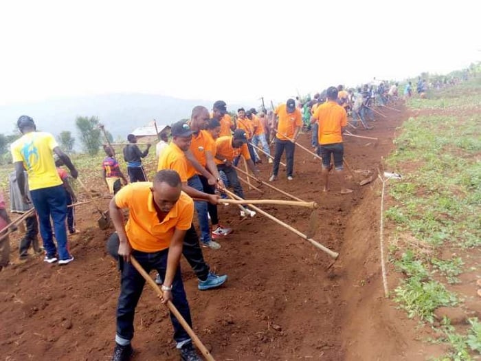 Abakozi ba Horizon Express bifatanyije n'abatuye i Ngera mu muganda usoza ukwezi kwa Nzeri 2019