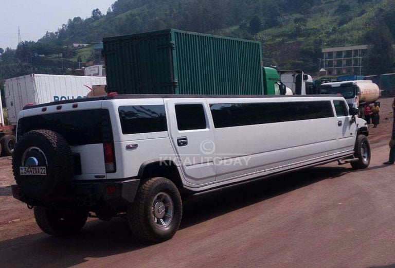 Aha iyi modoka yo mu bwoko bwa Hummer Limousine yari iparitse mu mujyi wa Rusizi. Abanyarusizi bayikubise amaso barahurura (Photo: JMV Hakizimana) 