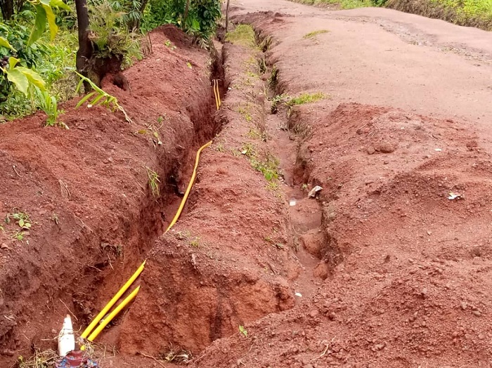 Aha hanyujijwe impombo za fibre optique hari hasubiranyijwe, ariko umuvu wakuyeho itaka hanyuma hamwe n