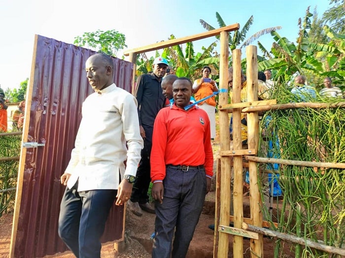 Umuyobozi w'Akarere ka Huye, Ange Sebutege, hamwe n'uhagarariye FPR mu Murenge wa Simbi, nyuma yo gufungura ku mugaragaro imwe mu nzu zasanwe 
