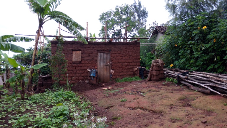 Mu mudugudu w'Agasharu biyemeje kubakira utishoboye binyuze muganda ariko kubera gutegereza umuganda rusange bigenda gahoro