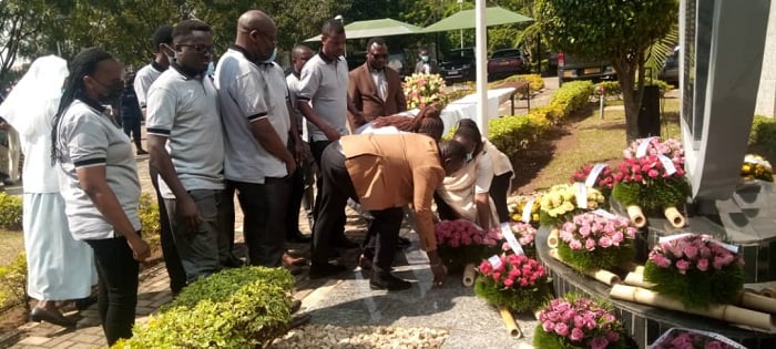 Banashyize indabo ku rwibutso (monument) ruriho amazina y