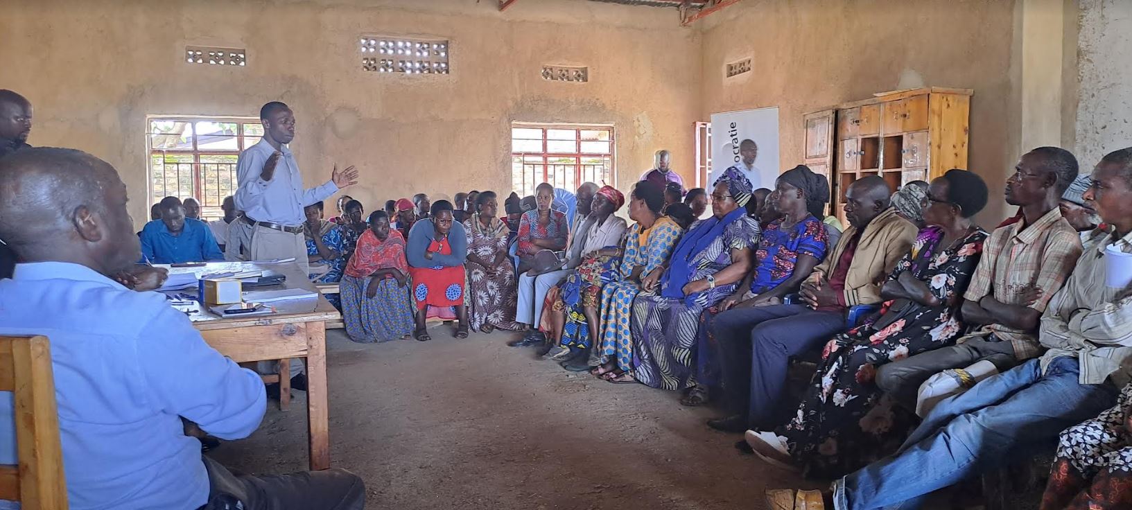 Abarokotse Jenoside yakorewe Abatutsi b'i Tumba bari bateraniye ahahoze Segiteri ya Tumba yiciwemo Abatutsi benshi