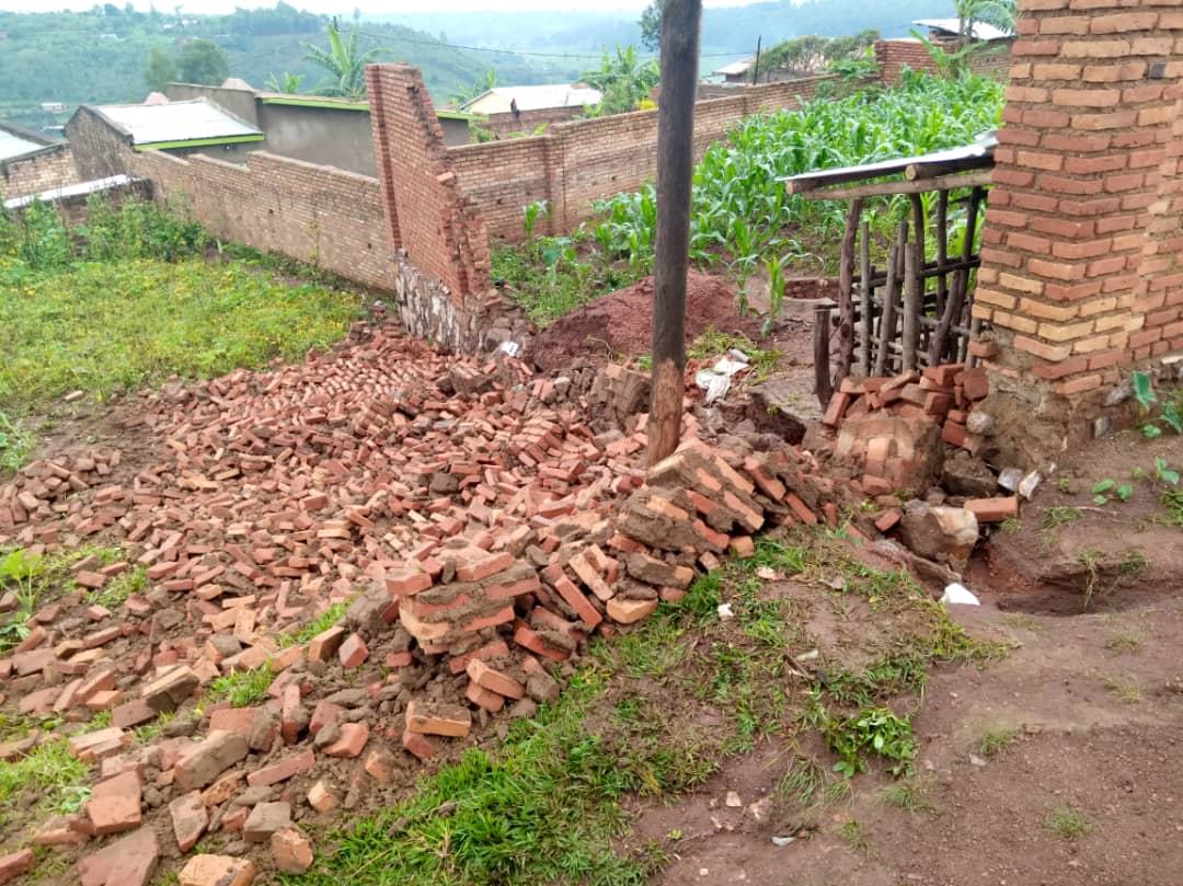 Amazi yamanukamye umuriri asenyera bamwe mu baturage