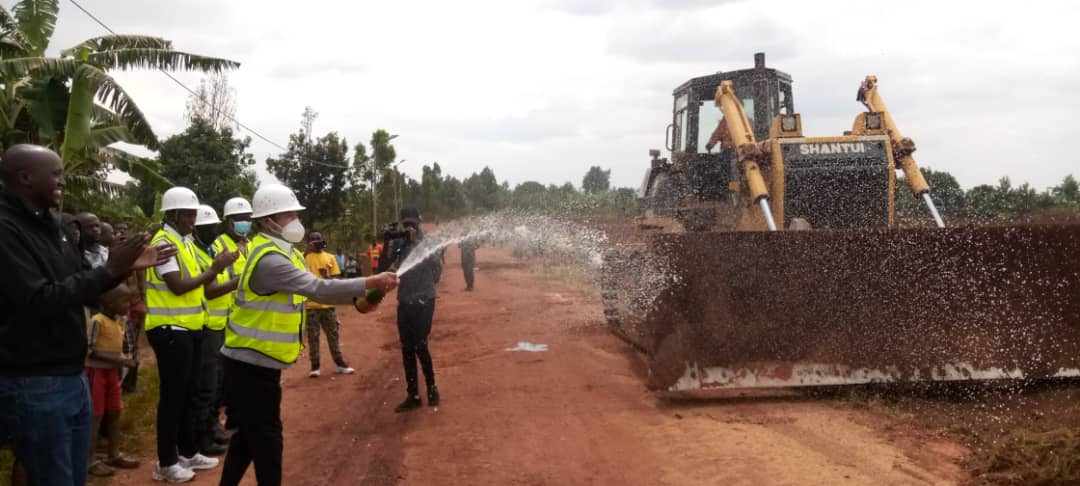 Bifashishije na shampanye mu muhango wo gutangiza ikorwa ry'umuhanda