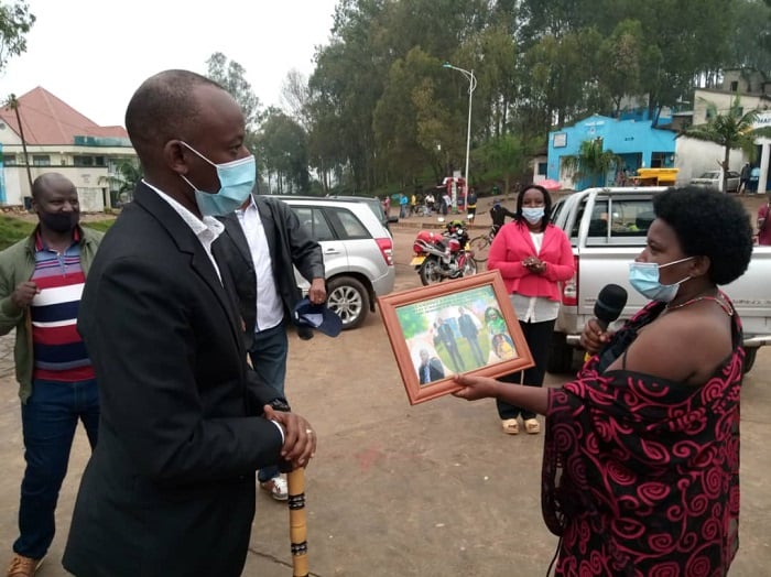 Gitifu wa Kinazi, Jacqueline Uwamariya, asobanurira Meya Sebutege ibiri mu ifoto yamwoherereje