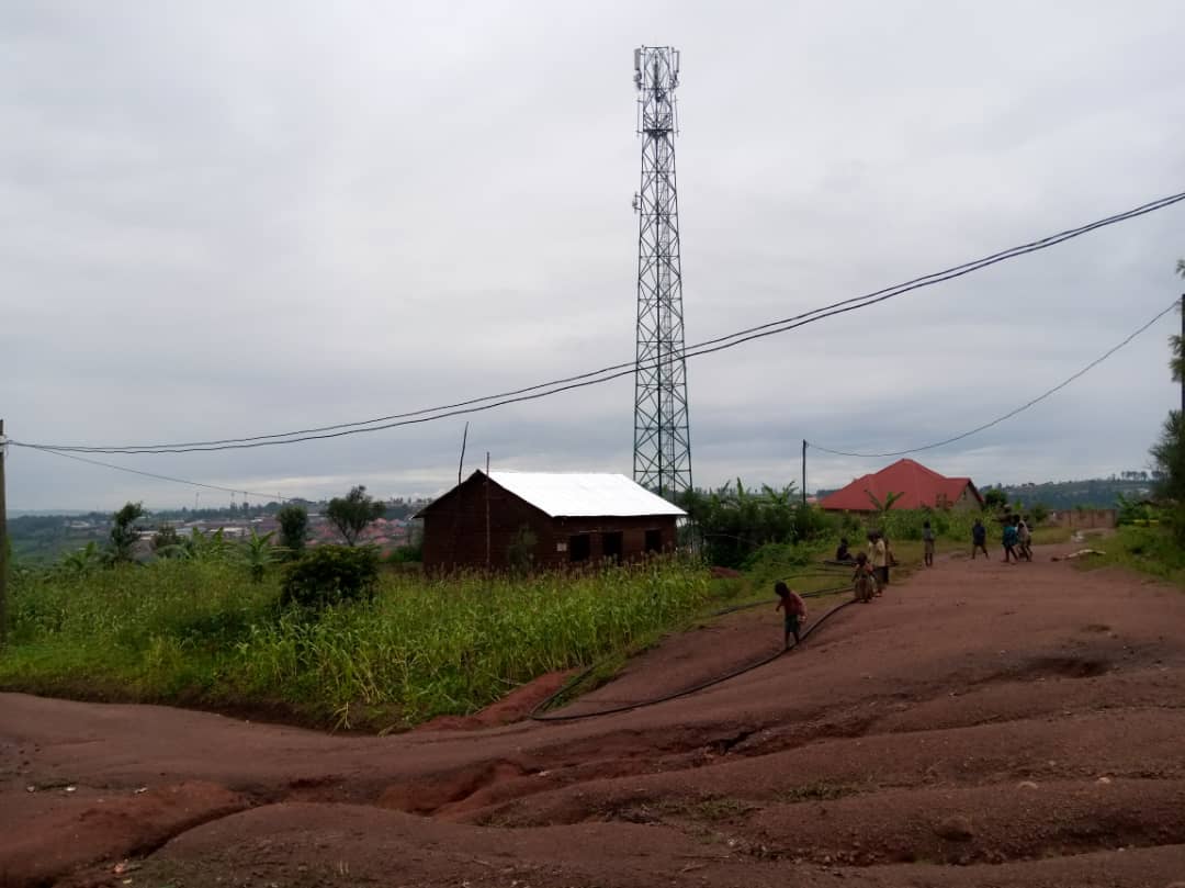 Umunara urimo kujyanwaho fibre optique, umuhanda unyura hafi yawo wangirijwe n'ayo mazi