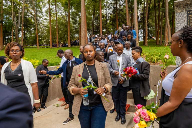 Kwibuka byabimburiwe no kujya kunamira Abatutsi baruhukiye mu rwibutso rwa Jenoside rw'ishami rya Kaminuza y'u Rwanda ry'i Huye