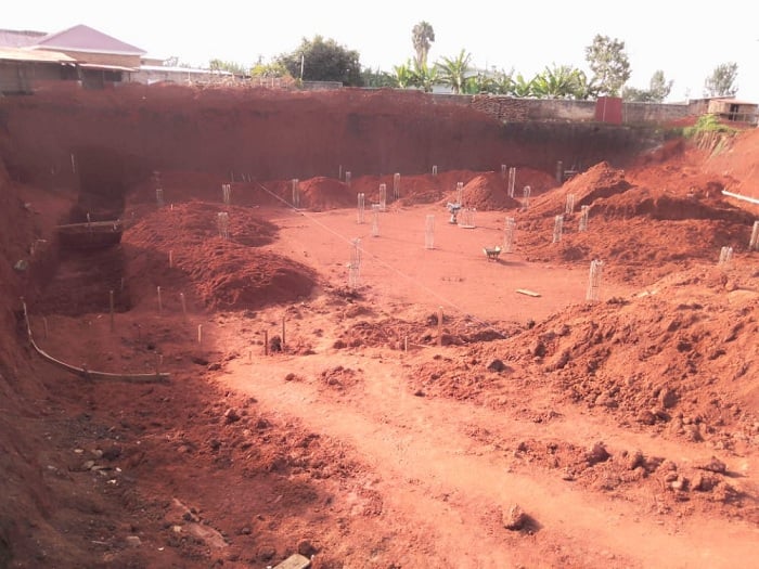 Ahahoze ibiro bya FPR hatangiye kuzamurwa inyubako izaba igizwe na kave ndetse n'izindi nzu ebyiri zigerekeranye