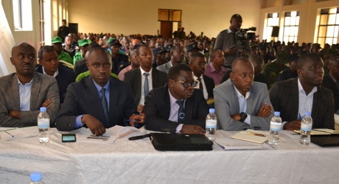 Abicaye imbere uhereye iburyo ugana ibumoso-umuyobozi w'akarere ka Nyamagabe, uw'aka Huye, uw'aka Nyaruguru n'uw'aka Gisagara