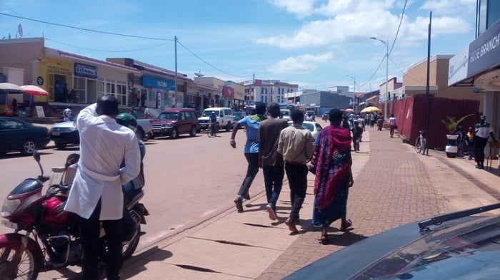 Abacuruzi b'i Huye bishimira ko basigaye bafite amaduka yo gukoreramo, ariko ngo ibiciro byayo birahanitse