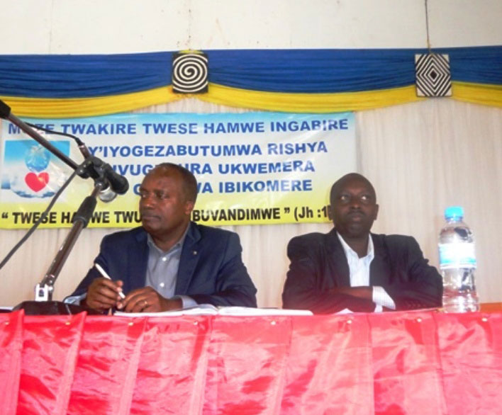 Umunyamabanga Nshingwabikorwa wa Komisiyo y'igihugu y'ubumwe n'ubwiyunge, Dr Jean Baptiste Habyarimana (ibumoso) yemeza ko hakwiye iyogezabutumwa rizira amacakubiri.