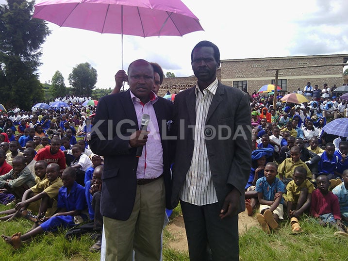 Sibomana (ibumoso) ashimira Kanyeshyamba (iburyo) mu ruhame.