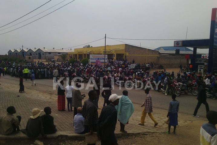 i Nyanza urugendo rwakamagana Ubwongereza babusaba kurekura Lt Gen Karake Kanzi rwahereye Kubigega.