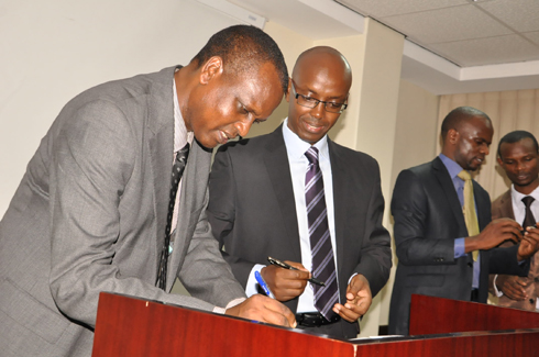 Umuyobozi wa iCPAR ucyuye igihe (ibumoso) ahererekanya ububasha n'uwamusimbuye.