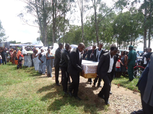 i Kinazi, kwibuka byahuriranye no gushyingura imibiri y'abatutsi bazize Jenoside.
