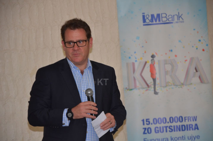 I&M Bank mu Rwanda Robin C. Bairstow asobanurira abakiriya bayo serivisi batanga