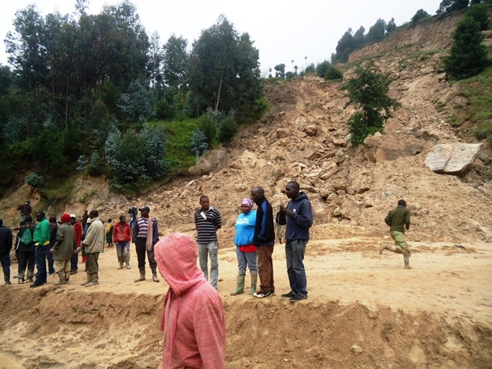 Ku muhanda Mukamira-Ngororero inkangu ifunga umuhanda mu mvura ibinyabiziga ntibitambuke.