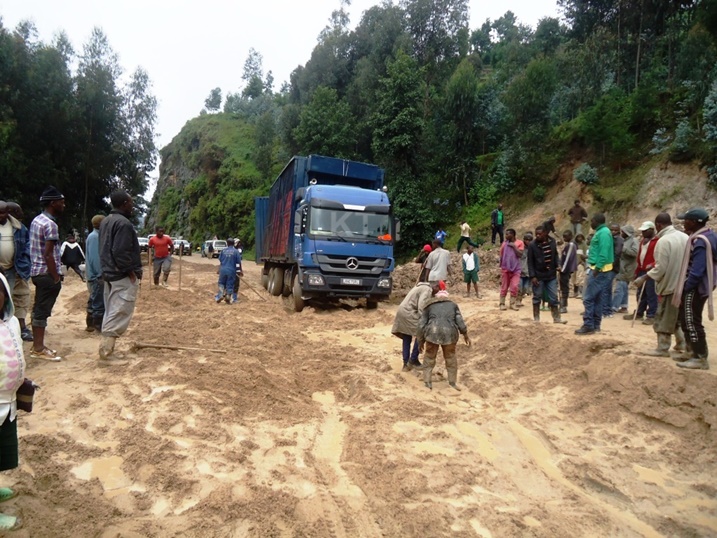 I Rmabura mu myaka 2 ishize inkangu yafunze umuhanda igihe runaka ingendo zidakorwa, abaturage bagasaba ko iki kibazo cyacyemurwa burundu.