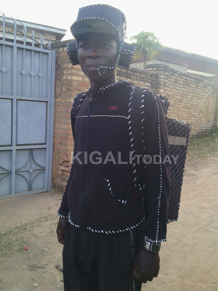 Ibi yambaye, kuva ku mutwe kugera ku birenge, ni we ubyikorera.